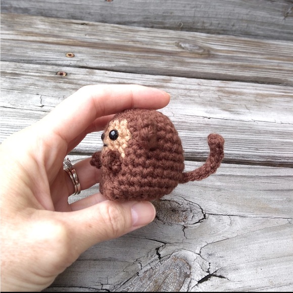 Mini crochet monkey keychain - Picture 3 of 6